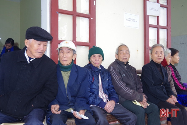 Khám, cấp thuốc miễn phí cho đối tượng chính sách ở Hương Trạch
