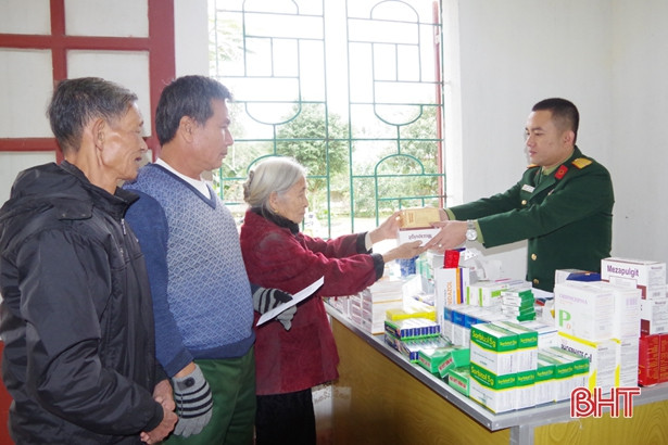 Khám, cấp thuốc miễn phí cho đối tượng chính sách ở Hương Trạch