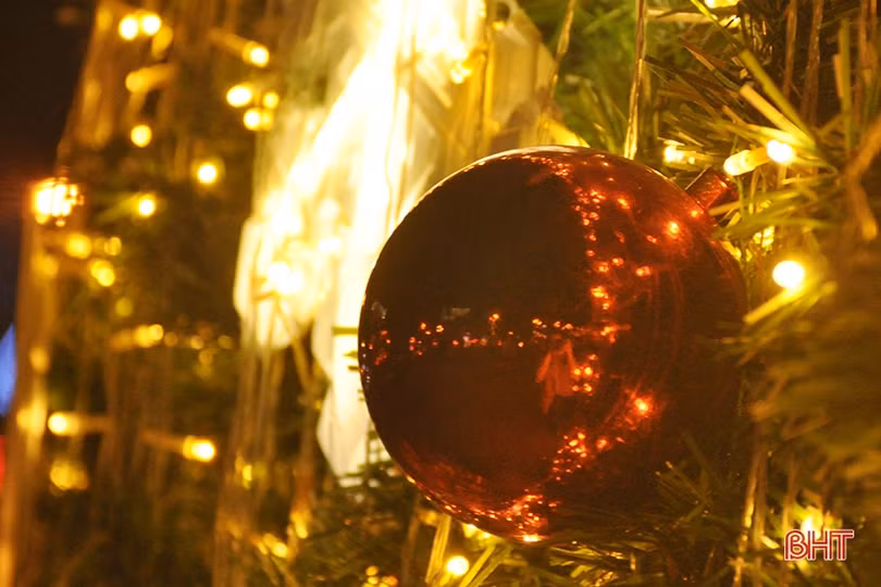 Giáng sinh đang đến rất gần trên phố phường Hà Tĩnh!