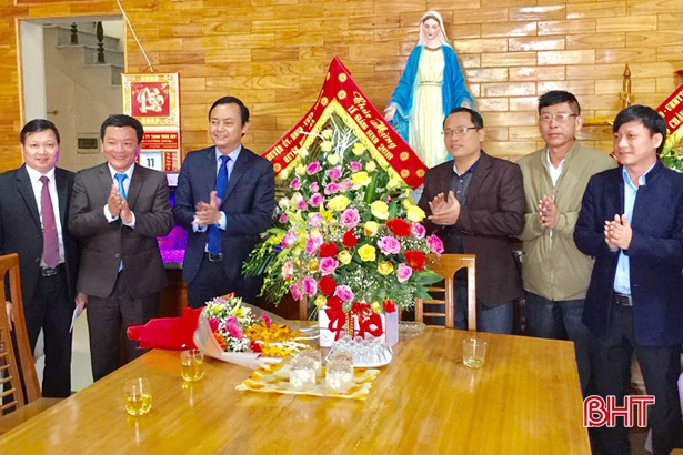 Lãnh đạo Hà Tĩnh chúc mừng bà con giáo dân nhân lễ Giáng sinh