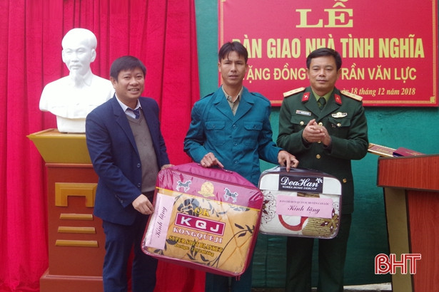 Trao nhà tình nghĩa cho chiến sỹ dân quân hoàn cảnh khó khăn