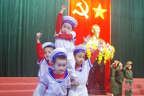 Gần 3.000 học sinh trải nghiệm làm “chú bộ đội”