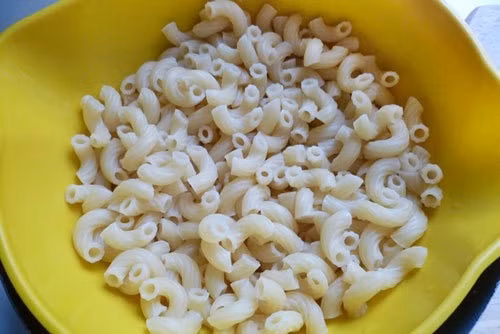 Bữa tối mẹ làm súp nui gà xé, bé ăn một lại muốn thêm hai