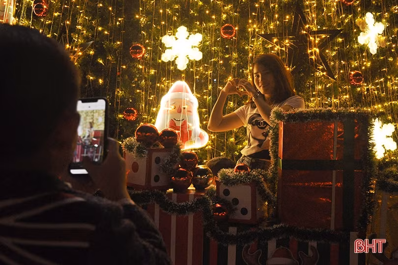 Giáng sinh đang đến rất gần trên phố phường Hà Tĩnh!