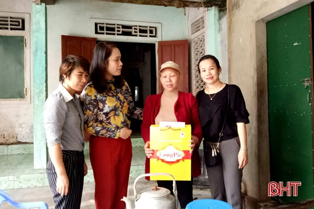 Tặng quà cán bộ, hội viên phụ nữ theo đạo Thiên chúa