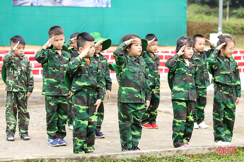 Khi trẻ mầm non nhập vai thành chiến sĩ