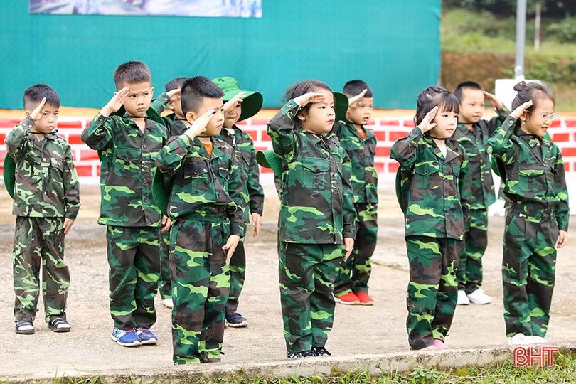 Khi trẻ mầm non nhập vai thành chiến sĩ