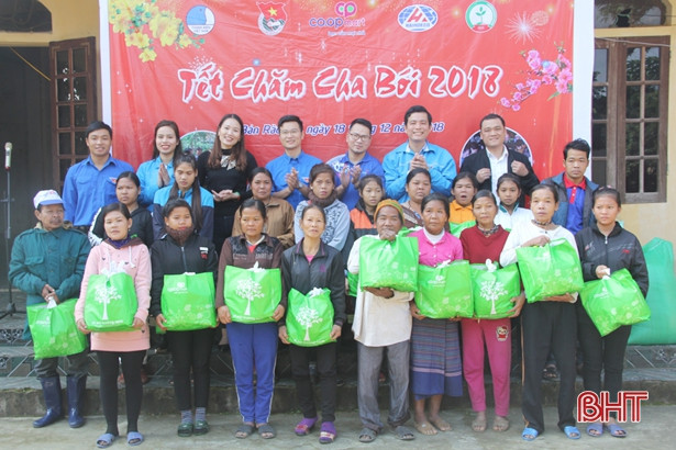 Tặng quà Tết Chăm Cha Bới cho đồng bào dân tộc Chứt