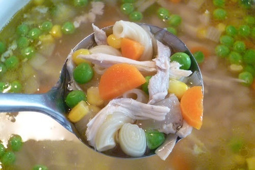 Bữa tối mẹ làm súp nui gà xé, bé ăn một lại muốn thêm hai