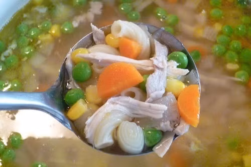 Bữa tối mẹ làm súp nui gà xé, bé ăn một lại muốn thêm hai