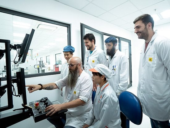 Hiện nay VinSmart đang từng bước làm chủ chuỗi cung ứng, trực tiếp mua linh kiện từ các đơn vị lớn, uy tín trên thể giới và trực tiếp tổ chức sản xuất, kiểm soát chất lượng tại nhà máy. “Sau smartphone, Vsmart sẽ sản xuất SmartHome, SmartTV, điều hòa, tủ lạnh thông minh”