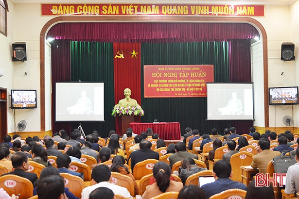 Bồi dưỡng lý luận, nghiệp vụ cho cán bộ MTTQ, đoàn thể chính trị - xã hội