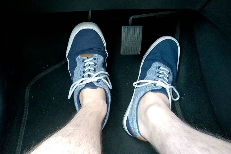 Đặt vị trí chân đúng cách giúp hạn chế đạp nhầm chân ga với chân phanh Nỗi sợ đạp nhầm chân ga với chân phanh, hóa giải cách nào?