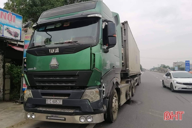 Va chạm với container, xe 4 chỗ đâm văng dải phân cách