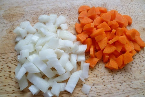 Bữa tối mẹ làm súp nui gà xé, bé ăn một lại muốn thêm hai