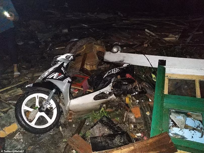 Hiện trường vụ sóng thần tấn công Indonesia khiến ít nhất 627 người thương vong