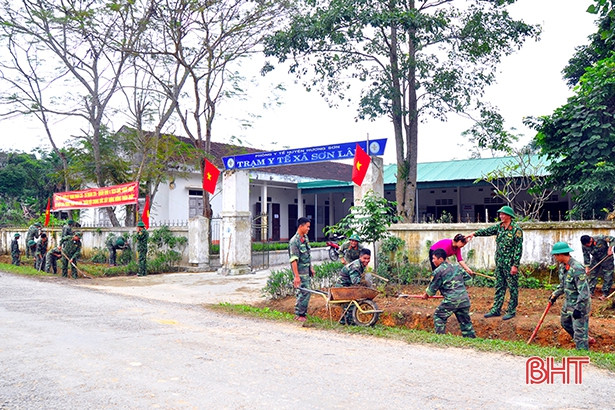 Cán bộ chiến sỹ Quân khu 4 giúp dân xây dựng NTM ở Hà Tĩnh