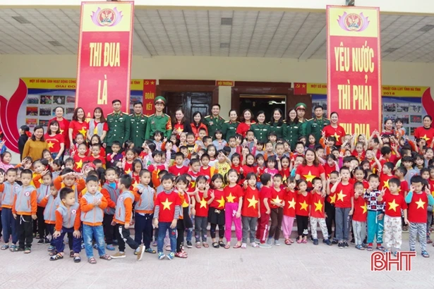 Gần 3.000 học sinh trải nghiệm làm “chú bộ đội”