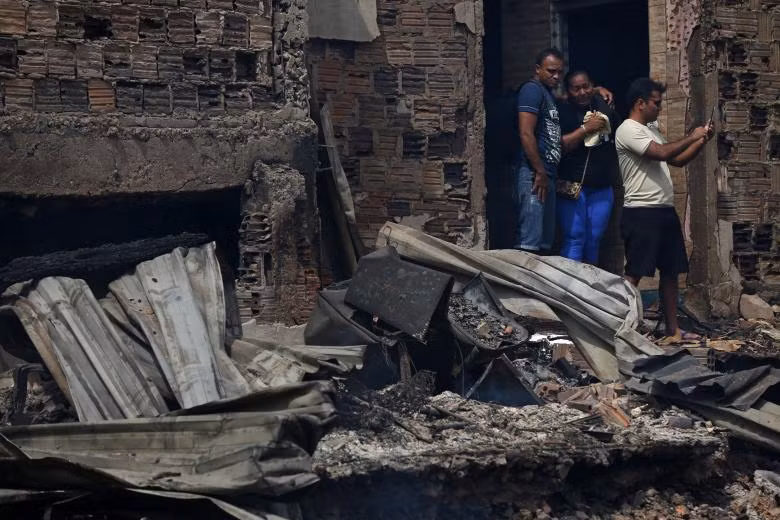 Hiện trường tan hoang vụ hỏa hoạn thiêu rụi 600 ngôi nhà ở Brazil