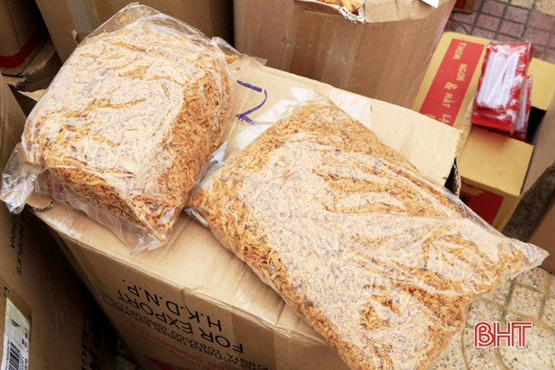 Tạm giữ lượng lớn bánh kẹo, thực phẩm không rõ nguồn gốc