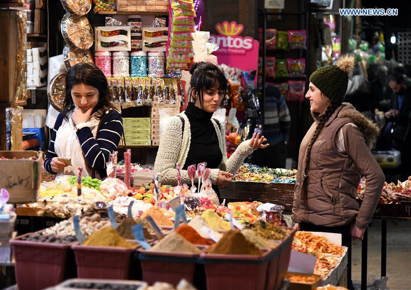 Người dân thủ đô Syria vui vẻ đi mua sắm đồ trang trí Noel