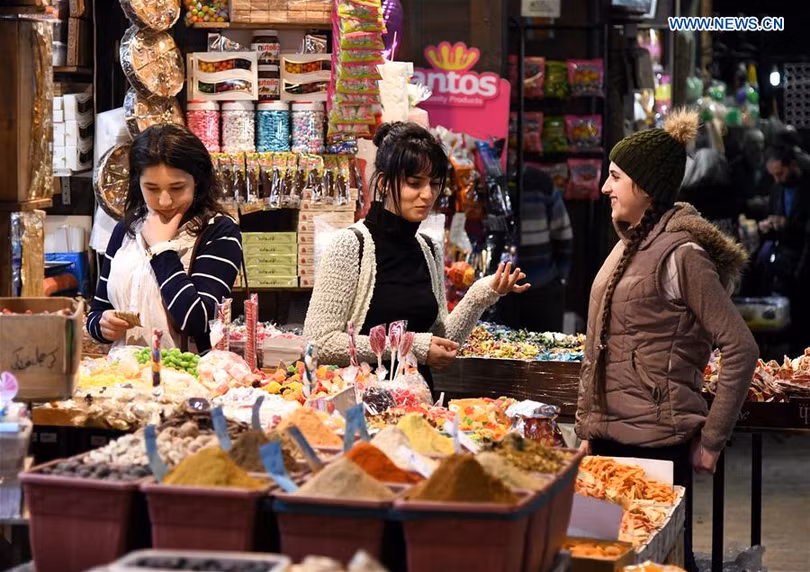 Người dân thủ đô Syria vui vẻ đi mua sắm đồ trang trí Noel