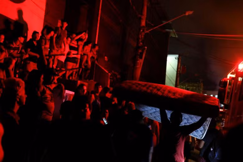 Hiện trường tan hoang vụ hỏa hoạn thiêu rụi 600 ngôi nhà ở Brazil