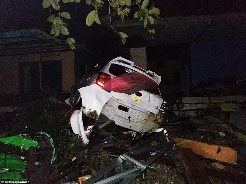 Hiện trường vụ sóng thần tấn công Indonesia khiến ít nhất 627 người thương vong
