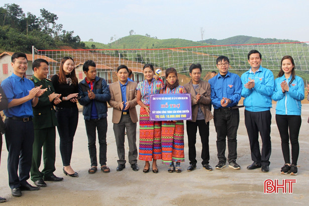 Tặng quà Tết Chăm Cha Bới cho đồng bào dân tộc Chứt