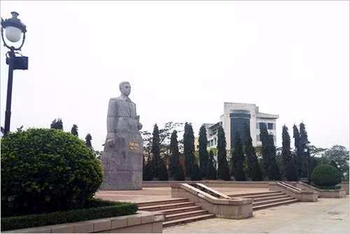 Tượng đài Trần Phú tại TP Hà Tĩnh. Ảnh: hatinhcity.gov.vn