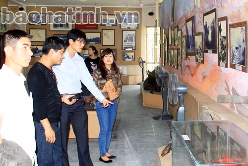 Du khách tham quan Bảo tàng thành cổ Quảng Trị