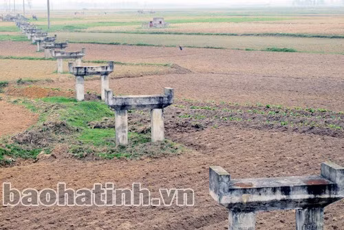 “Chướng ngại vật khổng lồ” cản trở lớn đến việc sản xuất, đi lại của người dân 12 xóm xã Cổ Đạm