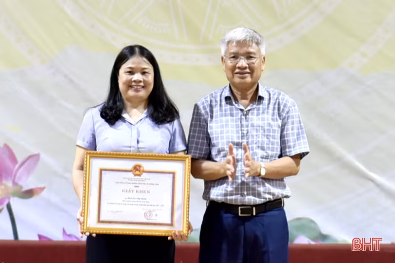 Thị xã Hồng Lĩnh tuyên dương, khen thưởng giáo viên, học sinh giỏi năm học 2021-2022