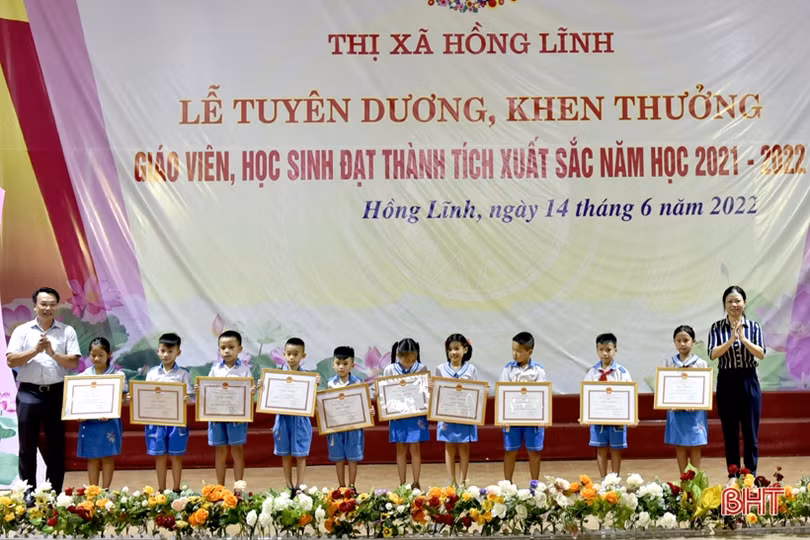Thị xã Hồng Lĩnh tuyên dương, khen thưởng giáo viên, học sinh giỏi năm học 2021-2022