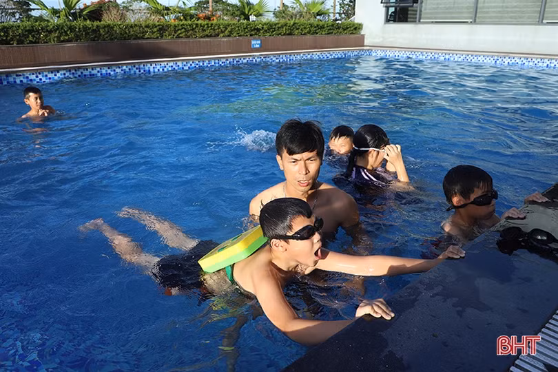 Dịch vụ bơi ở TP Hà Tĩnh hút khách trong những ngày hè nắng nóng