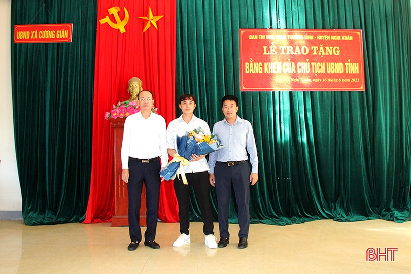 Trao bằng khen của Chủ tịch UBND tỉnh cho các cá nhân cứu 2 chị em bị đuối nước ở Nghi Xuân