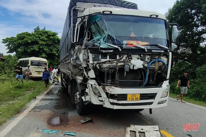Hà Tĩnh: xe khách mất lái va chạm xe tải