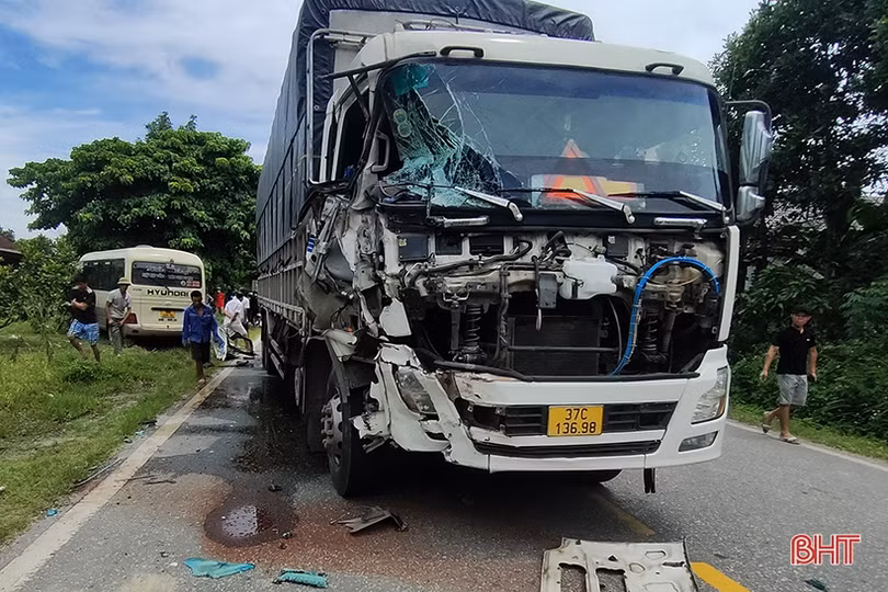 Hà Tĩnh: xe khách mất lái va chạm xe tải