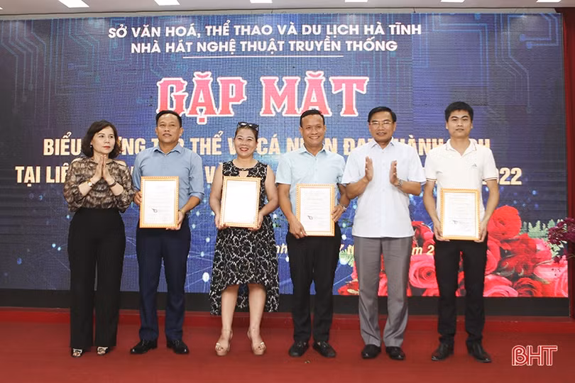 Hà Tĩnh biểu dương Nhà hát NTTT và các diễn viên đạt thành tích tại Liên hoan Tuồng và Dân ca kịch toàn quốc năm 2022