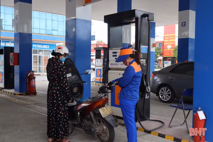 Người dân Hà Tĩnh chật vật chi tiêu trước “bão giá” xăng dầu