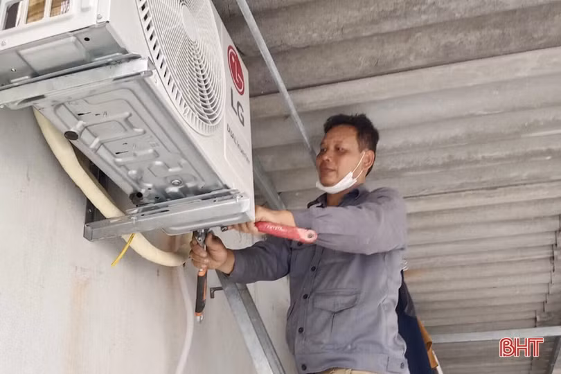 Thợ sửa chữa điện lạnh tại Hà Tĩnh “vã mồ hôi” mùa nắng nóng 