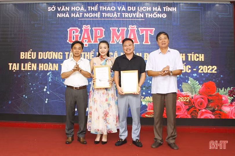 Hà Tĩnh biểu dương Nhà hát NTTT và các diễn viên đạt thành tích tại Liên hoan Tuồng và Dân ca kịch toàn quốc năm 2022