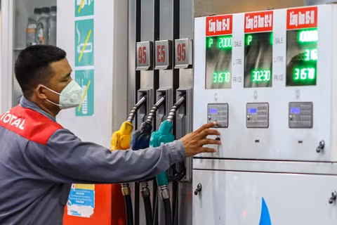 Giá xăng tăng lần thứ 6 liên tiếp, vượt 32.000 đồng/lít