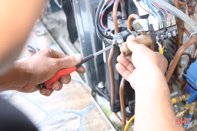 Thợ sửa chữa điện lạnh tại Hà Tĩnh “vã mồ hôi” mùa nắng nóng 
