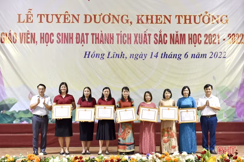 Thị xã Hồng Lĩnh tuyên dương, khen thưởng giáo viên, học sinh giỏi năm học 2021-2022