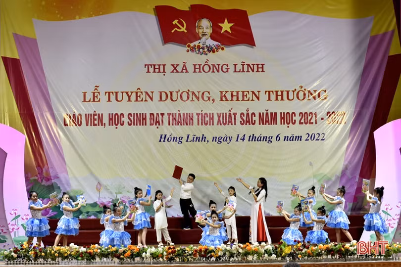 Thị xã Hồng Lĩnh tuyên dương, khen thưởng giáo viên, học sinh giỏi năm học 2021-2022