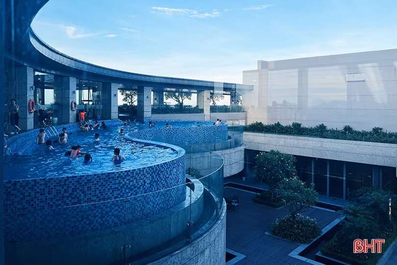 Dịch vụ bơi ở TP Hà Tĩnh hút khách trong những ngày hè nắng nóng