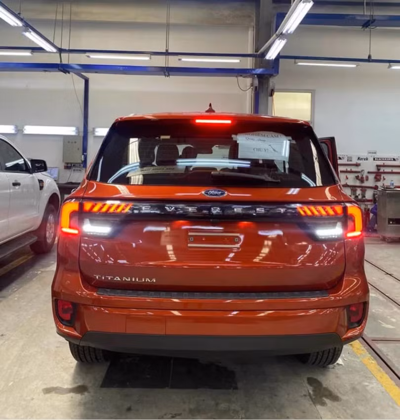 Ford Everest 2023 xuất hiện tại đại lý, ra mắt đầu tháng 7