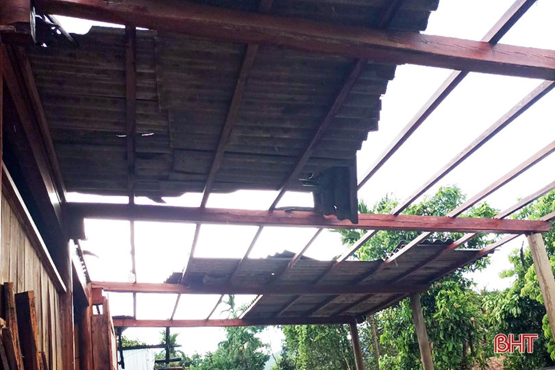 Lốc xoáy kèm mưa đá làm 30 ngôi nhà ở xã biên giới Hà Tĩnh bị tốc mái