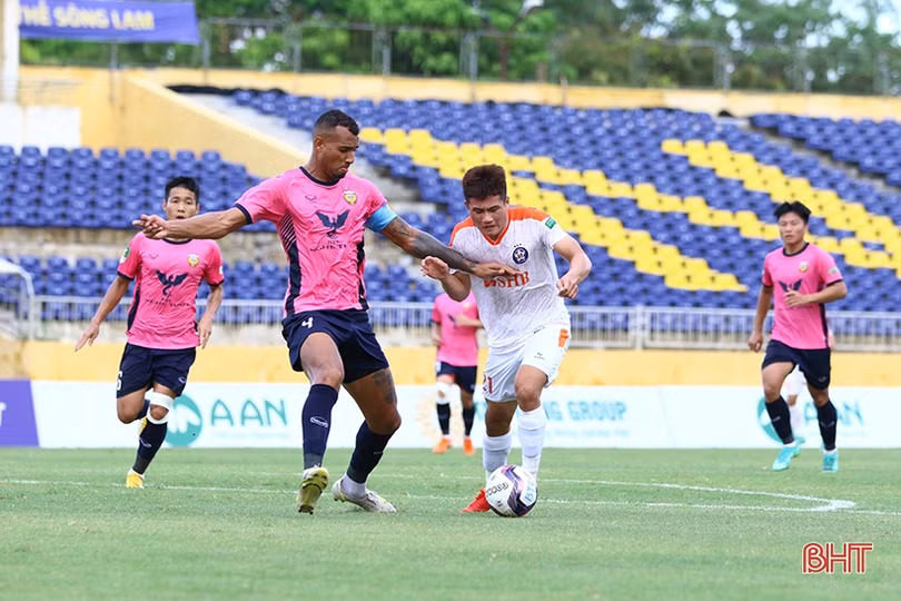 Hồng Lĩnh Hà Tĩnh chia điểm với SHB Đà Nẵng tại Giải Bóng đá tứ hùng Cúp Tân Long
